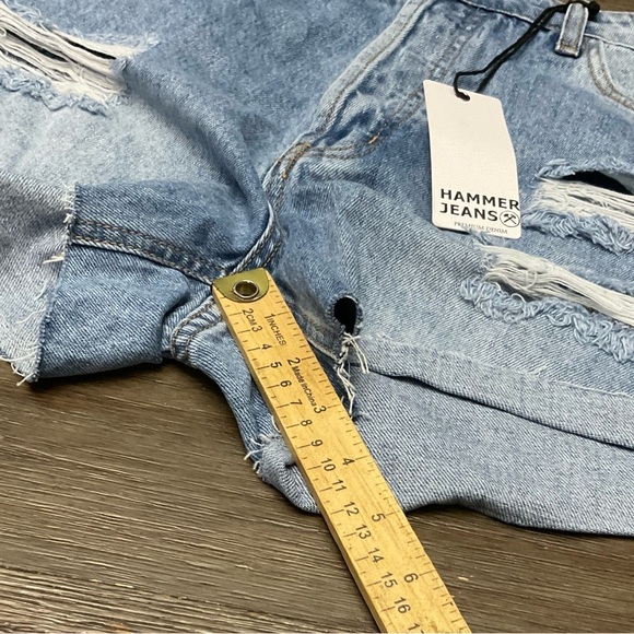 Hammer Jeans Los Angeles distressed denim Jean Shorts size Large 
NWT - Picture 4 of 9
